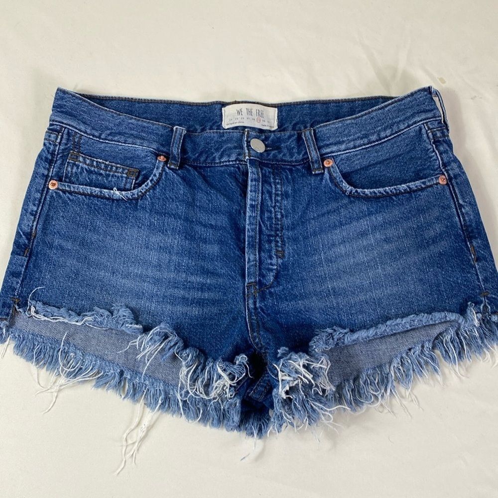 We The Free 29 frayed denim jean shorts high rise button fly